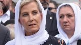 Duchessa sophie sostiene madre in lutto durante visita reale emozionante